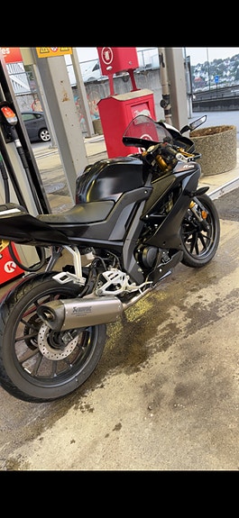 Yamaha YZF-R 125 4 of 9
