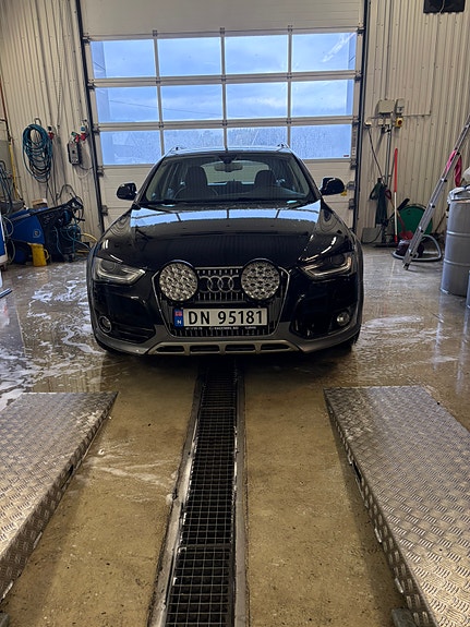 Audi A4 allroad 2 of 17