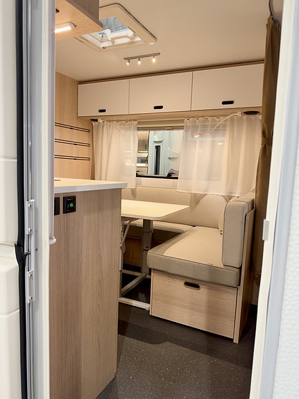 Adria AVIVA 563 PT 2027 – PLUSSPAKKE AVIVA – FAMILIEVOGN MED 6–7 SENGEPLASSER! 4 of 24