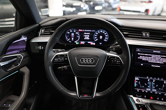 Audi e-tron 13 of 21
