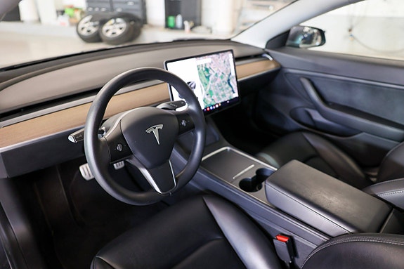 Tesla Model 3 9 of 16