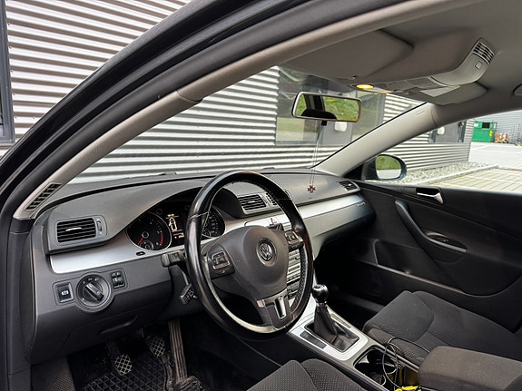 Volkswagen Passat 9 of 13