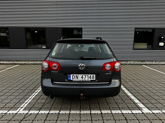 Volkswagen Passat 2 of 13