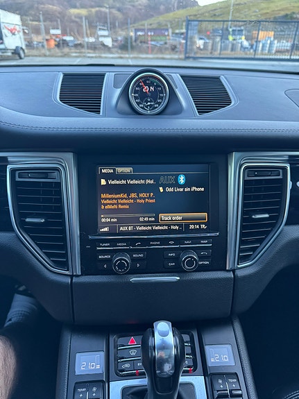 Porsche Macan 12 of 16