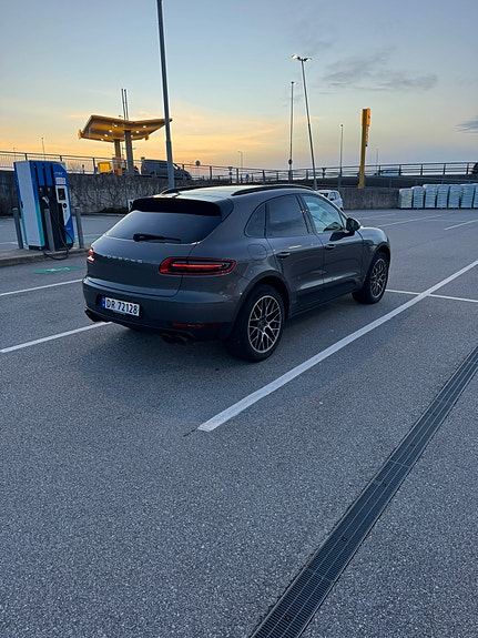 Porsche Macan 7 of 16