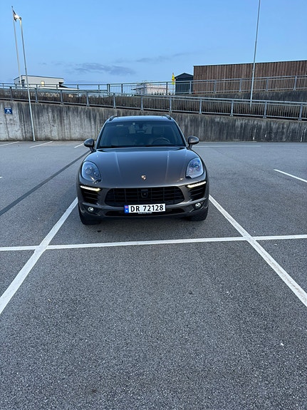 Porsche Macan 2 of 16