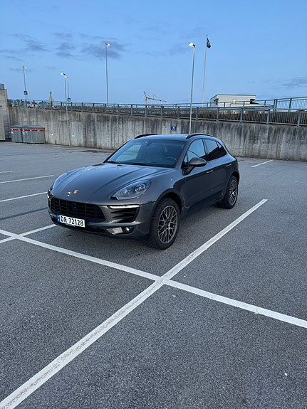 Porsche Macan 3 of 16