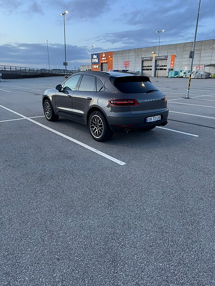 Porsche Macan 5 of 16