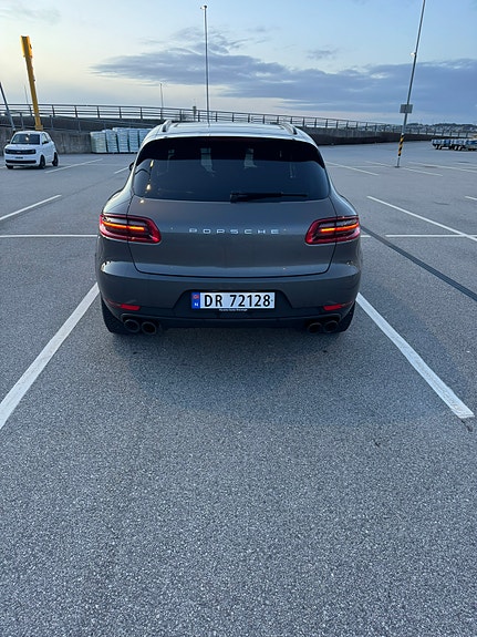 Porsche Macan 6 of 16