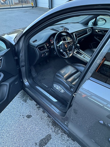 Porsche Macan 9 of 16