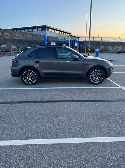 Porsche Macan 8 of 16