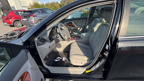 Toyota Camry 10 of 29