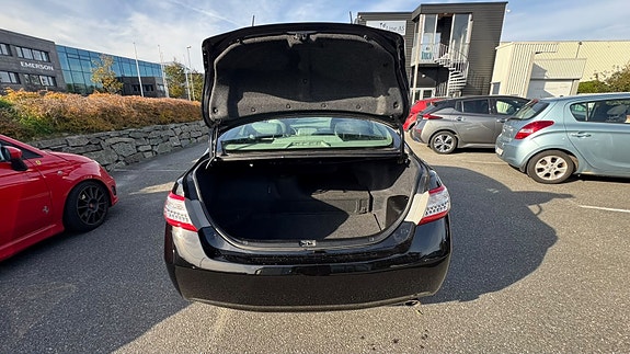 Toyota Camry 8 of 29