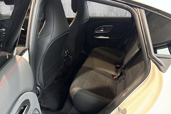 Mercedes-Benz CLA350 11 of 18
