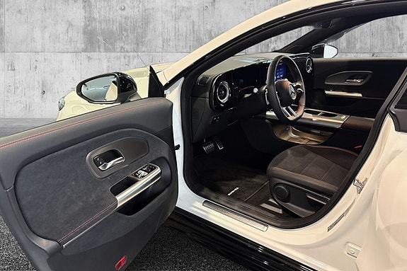 Mercedes-Benz CLA350 12 of 18
