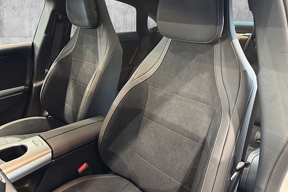 Mercedes-Benz CLA350 14 of 18