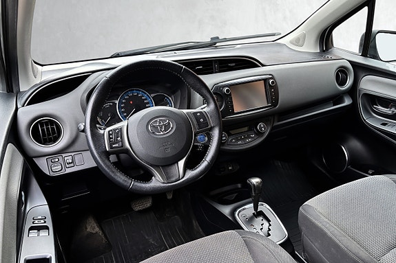 Toyota Yaris 13 of 18