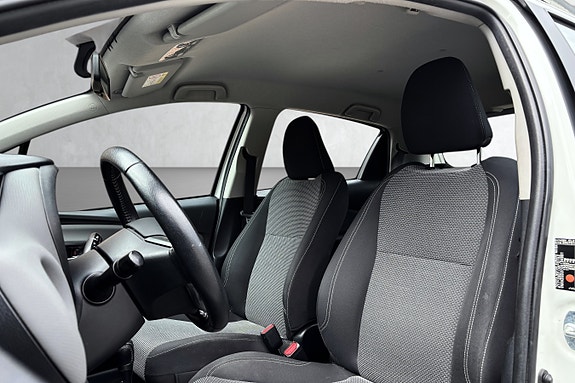 Toyota Yaris 12 of 18