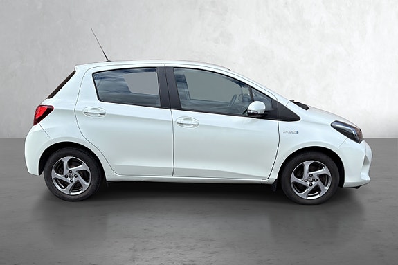 Toyota Yaris 3 of 18