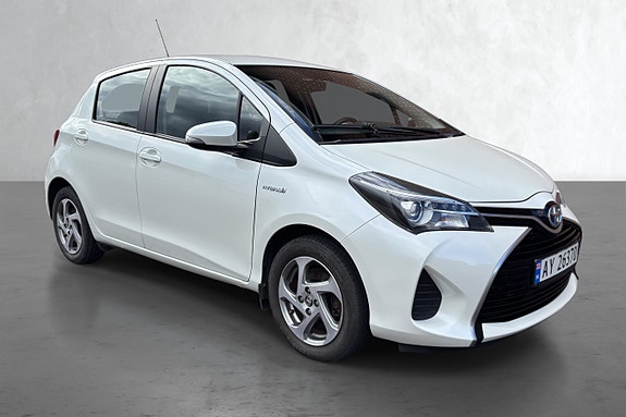 Toyota Yaris 2 of 18