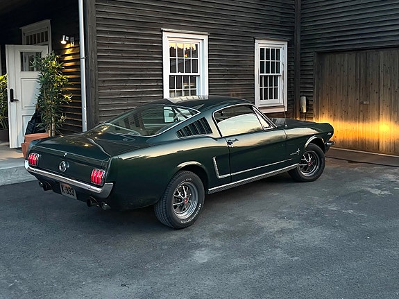 Ford Mustang 4 of 10