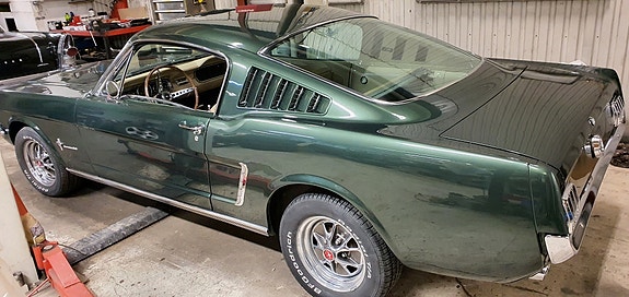 Ford Mustang 5 of 10