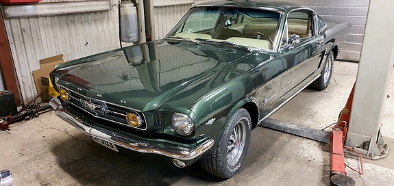 Ford Mustang 6 of 10