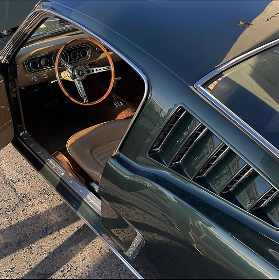 Ford Mustang 3 of 10