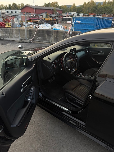 Mercedes-Benz CLA45 10 of 24