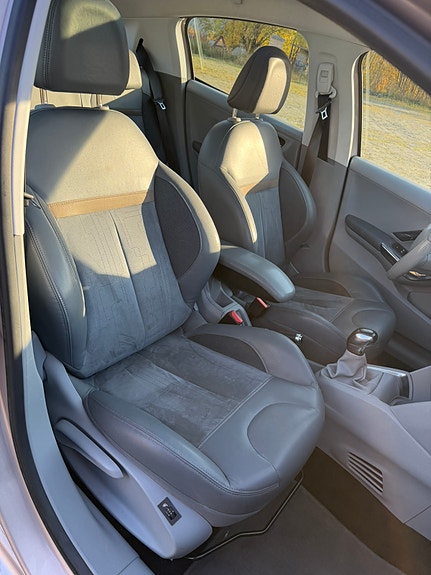 Peugeot 208 18 of 30