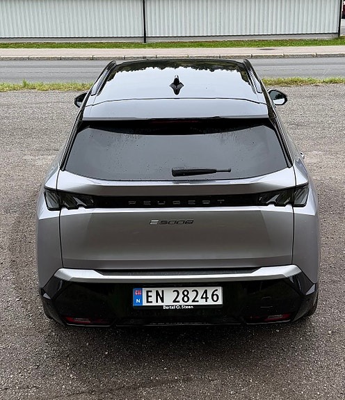 Peugeot e-5008 28 of 30