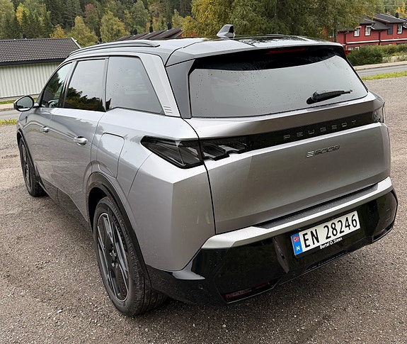 Peugeot e-5008 26 of 30
