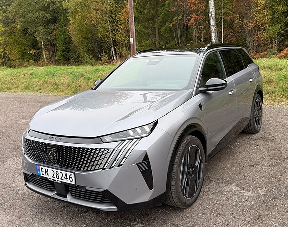 Peugeot e-5008 17 of 30