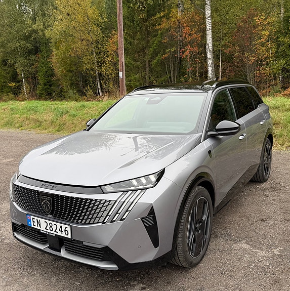 Peugeot e-5008 18 of 30