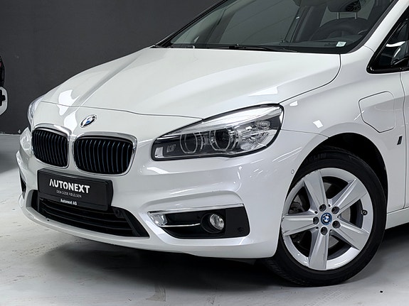 BMW 225xe 2 of 30