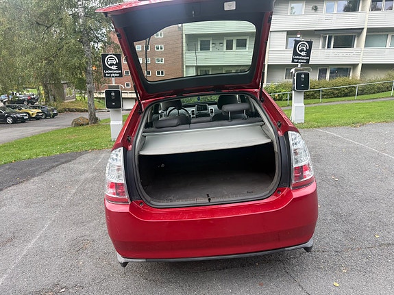 Toyota Prius 2 of 17