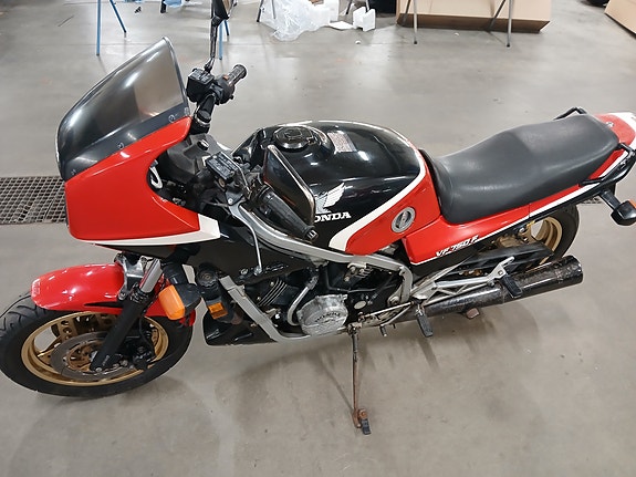 Honda VF750F 4 of 6