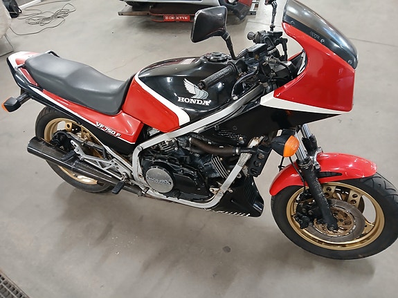 Honda VF750F 3 of 6