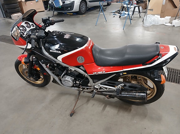 Honda VF750F 5 of 6