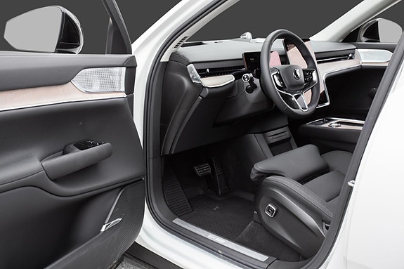 Volvo EX90 25 of 28