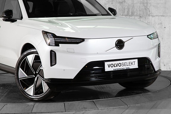 Volvo EX90 2 of 28
