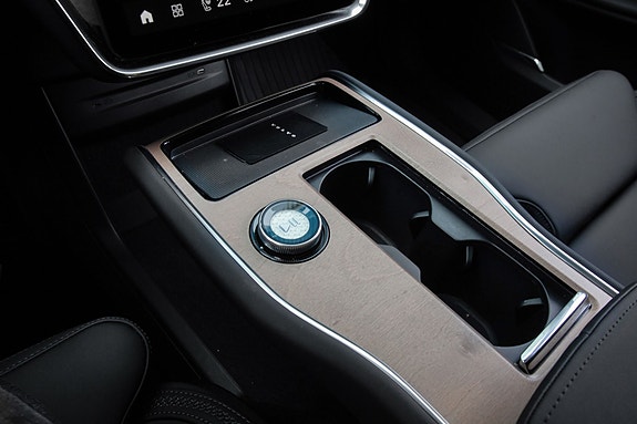 Volvo EX90 17 of 28