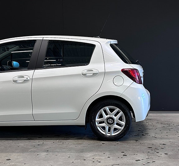 Toyota Yaris 12 of 29