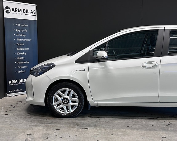 Toyota Yaris 13 of 29