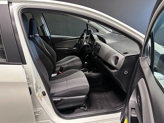 Toyota Yaris 8 of 29