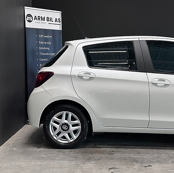 Toyota Yaris 6 of 29