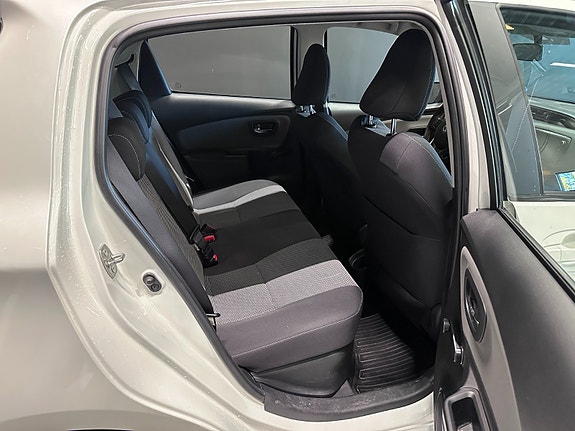 Toyota Yaris 7 of 29