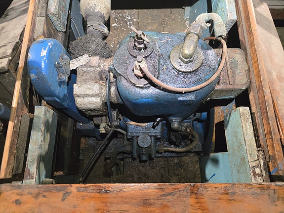 Gammel trebåt med FM motor 5 of 10