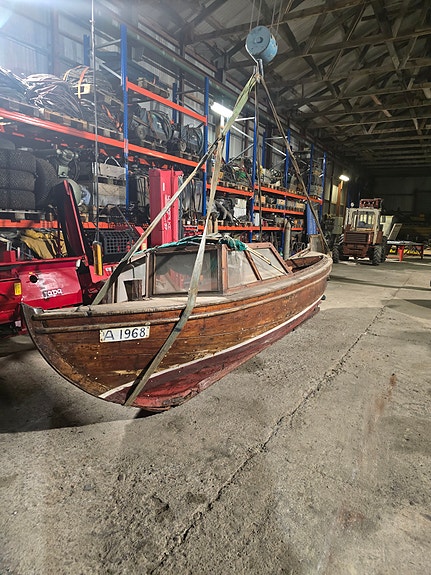 Gammel trebåt med FM motor 7 of 10