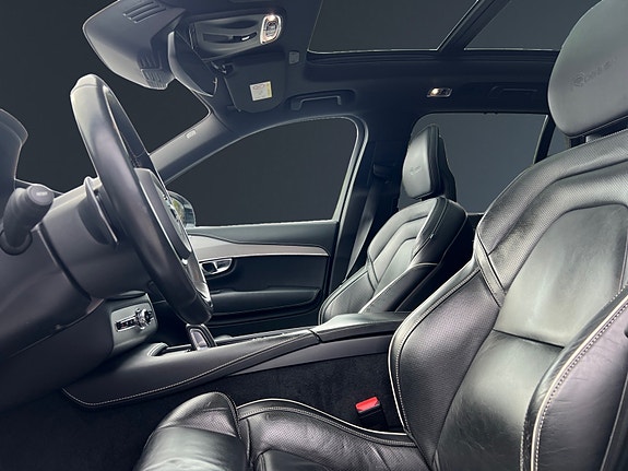 Volvo XC90 10 of 30